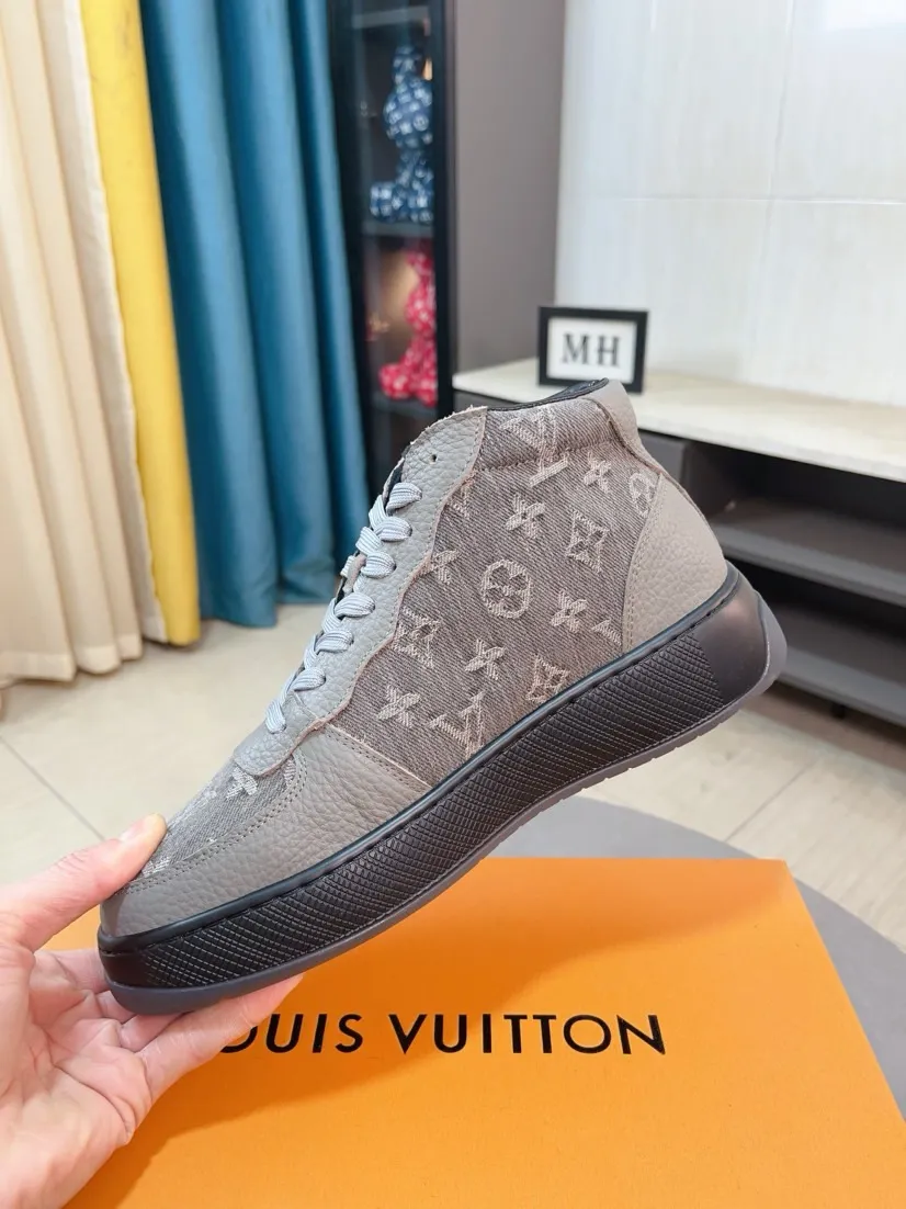 Men's shoes 💰438🌹🌹【LOUIS VUITTON】Same style on Louis Vuitton* official website🚹Men's high-top casual shoes❤️Same style as popular celebrities and big names ~ Best-selling at home and abroad Lv focuses on the checkerboard series...Imported first-layer cowhide with special fabrics➕Full sheep leather lining➕Brand-specific hollow outsole💎Produced by OEM The highest version🔍🔍Number of codes: 38-44,